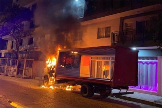 ¿Fue intencional? Investigan incendio de un camión estacionado