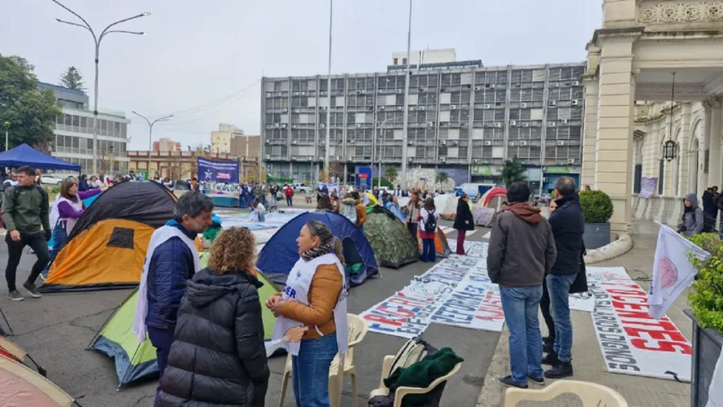 En rechazo a la reforma previsional, Agmer acampa frente a Casa de Gobierno - Noticias - Elentrerios.com