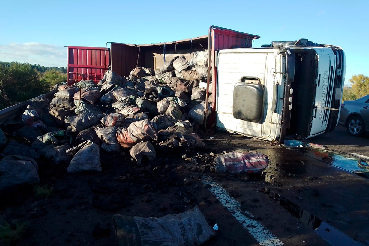 Llevaba bolsas de carbón de Chaco a Buenos Aires hasta que volcó en la RN14 - Noticias - Elentrerios.com