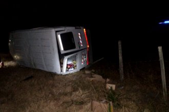 Perdió el control de su camioneta y volcó en Ruta 18. Debieron trasladarlo al hospital