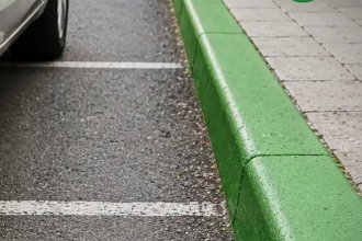 Gruppa 3 fue una de las empresas que ganó la licitación por la pintura para los cordones del Estacionamiento Medido