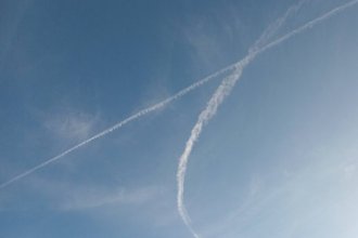 Llamativa maniobra de un vuelo de Aerolíneas Argentinas sobre la costa del Uruguay generó curiosidad entre vecinos