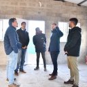 Azcué recorrió las obras de viviendas a las que trasladarán familias que viven en zonas inundables