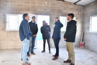 Azcué recorrió las obras de viviendas a las que trasladarán familias que viven en zonas inundables