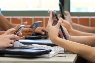 Los detalles del proyecto que busca prohibir por ley el uso de celulares en escuelas entrerrianas