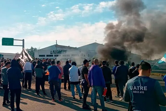 En la ruta 14, trabajadores de Granja Tres Arroyos reclamaron salarios y la reapertura de la planta: &ldquo;Esta lucha es de todos&rdquo;