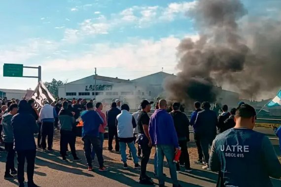 En la ruta 14, trabajadores de Granja Tres Arroyos reclamaron salarios y la reapertura de la planta: &ldquo;Esta lucha es de todos&rdquo;