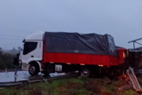 Reabren parcialmente la ruta 12 luego del siniestro vial de un camión que provocó un corte total