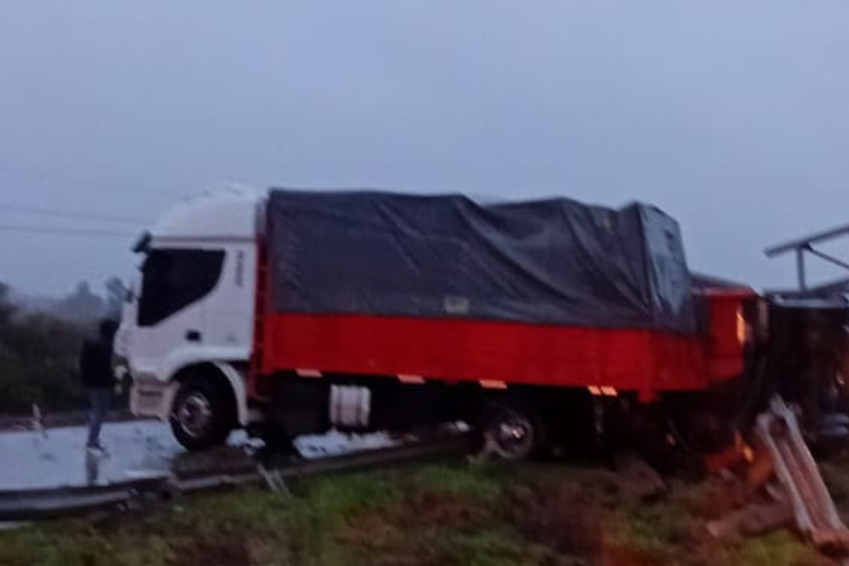 Reabren parcialmente la ruta 12 luego del siniestro vial de un camión que provocó un corte total - Noticias - Elentrerios.com