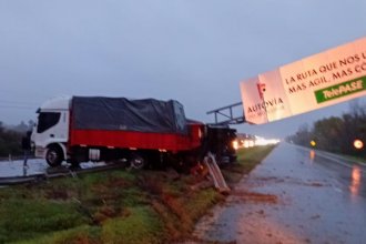 Corte total en ruta 12 por accidente que dejó un camión atravesado sobre la calzada y cartel dañado