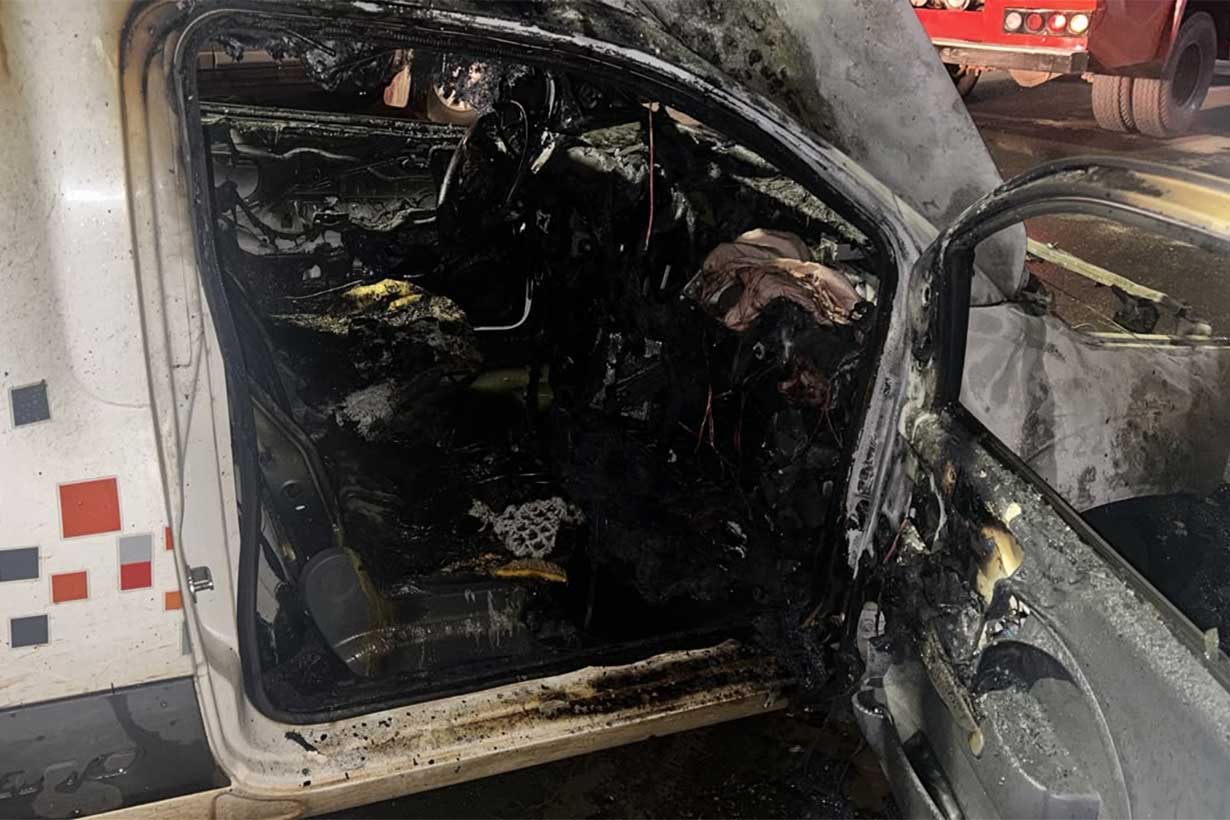 Se prendió fuego en plena marcha y el conductor debió abandonar el vehículo cuando detectó las primeras llamas - Noticias - Elentrerios.com