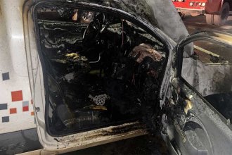 Se prendió fuego en plena marcha y el conductor debió abandonar el vehículo cuando detectó las primeras llamas