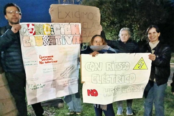Por el deterioro del edificio, la Escuela Artigas protestó en el acceso a La Bianca