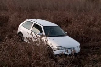 Despistó tras dormirse, abandonó el auto y lo encontraron durmiendo en su casa