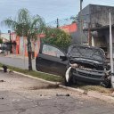 En una transitada avenida, perdió el control del auto y chocó contra una columna