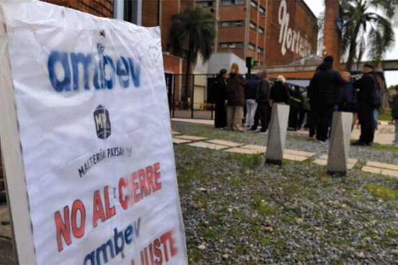 La incertidumbre laboral, a ambos lados del río Uruguay. Temen cierre definitivo de una fábrica de cerveza