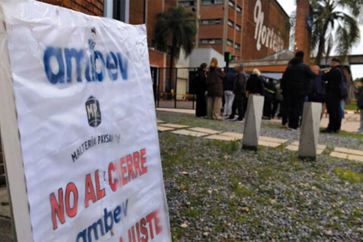 La incertidumbre laboral, a ambos lados del río Uruguay. Temen cierre definitivo de una fábrica de cerveza - Noticias - Elentrerios.com
