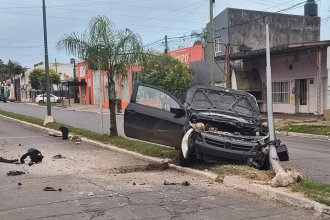 En una transitada avenida, perdió el control del auto y chocó contra una columna