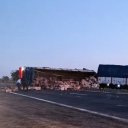 Volcó un acoplado, la carga quedó sobre la cinta asfáltica y provocó un corte total en la ruta 12