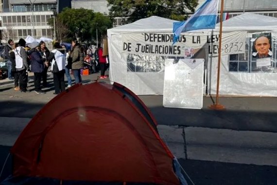 Agmer retomó el acampe frente a la Casa de Gobierno y advirtió que la reforma previsional &ldquo;generará un gran daño&rdquo;
