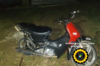 Investigan un hecho en el que un adolescente resultó gravemente herido. Allanaron una vivienda y secuestraron una moto