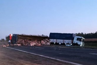 Volcó un acoplado, la carga quedó sobre la cinta asfáltica y provocó un corte total en la ruta 12