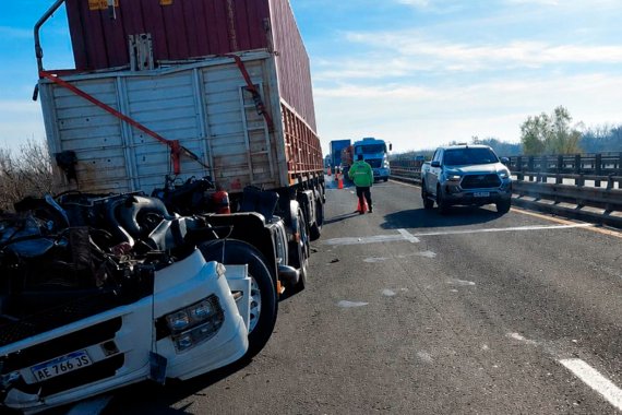 Violento choque entre un camión y una máquina vial interrumpió el tránsito en una mano de la RN14