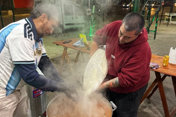 "Cuando la solidaridad se convierte en la verdadera campeona". Vecinos ofrecieron un plato de comida y un corte de pelo
