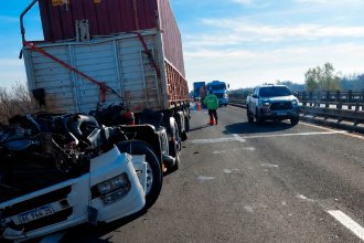 Violento choque entre un camión y una máquina vial interrumpió el tránsito en una mano de la RN14