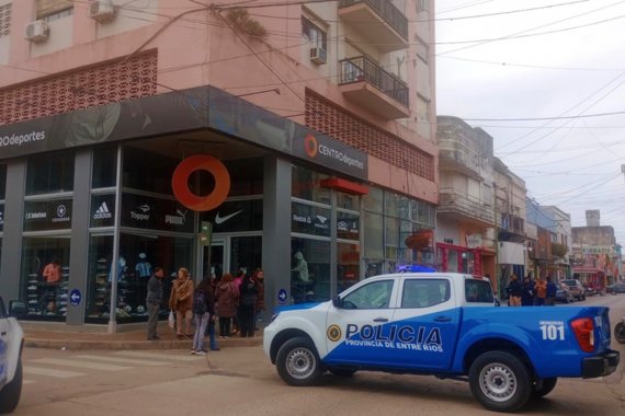 Conmoción tras la muerte de una adolescente que cayó desde un edificio e investigan las circunstancias