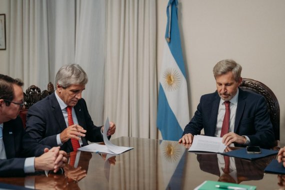 Frigerio firmó un convenio con el ministro Caputo que reconoce deudas a favor de Entre Ríos y transfiere inmuebles del Procrear