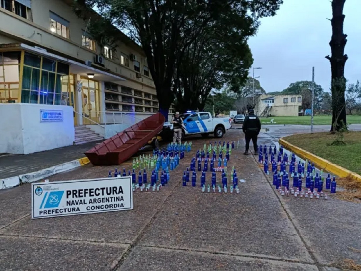 Contrabando frustrado. Sorprendidos por la Policía, abandonaron un millonario cargamento a la vera del río Uruguay - Noticias - Elentrerios.com