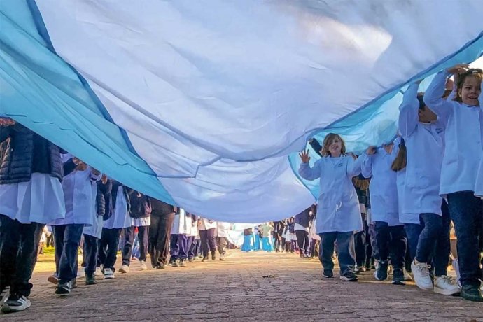 &ldquo;Alta en el cielo&rdquo; volvió a desplegarse y emocionó a toda una comunidad en el Día de la Bandera
