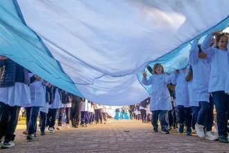 &ldquo;Alta en el cielo&rdquo; volvió a desplegarse y emocionó a toda una comunidad en el Día de la Bandera
