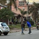 Joven está en terapia, víctima de un insólito siniestro vial: chocó con un Ford K que descendió solo desde la vereda