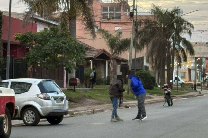 Joven está en terapia, víctima de un insólito siniestro vial: chocó con un Ford K que descendió solo desde la vereda