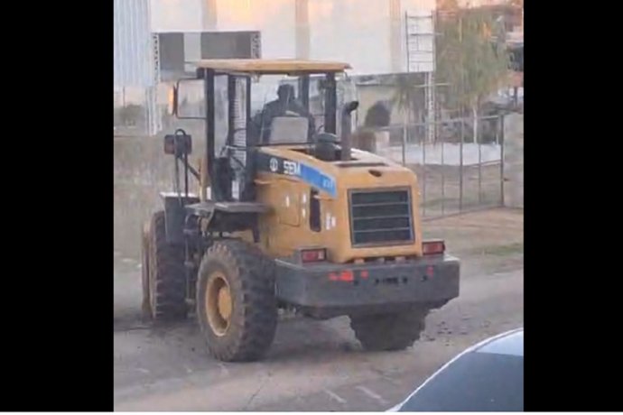 Descontrol en Concordia. Ebrio y al mando de una retroexcavadora, chocó siete vehículos hasta que fue interceptado por vecinos