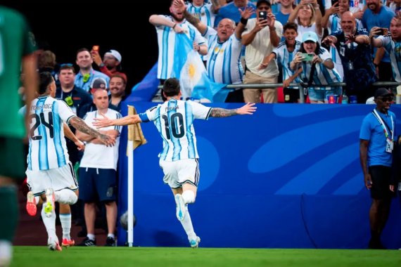 Argentina le ganó a Austria con dos goles de Messi, que rompió un nuevo récord