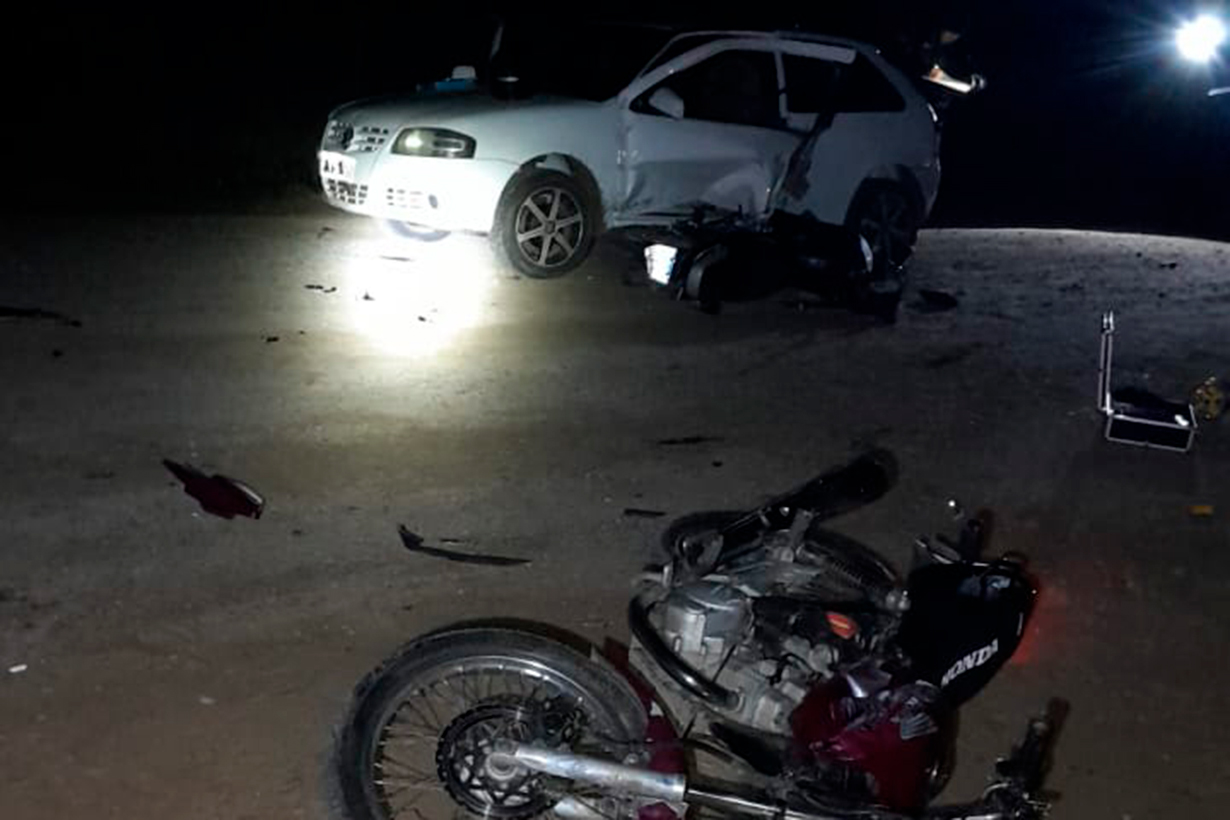 Un auto, dos motos y un doble choque.