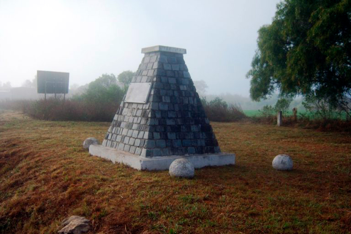 El monolito que recuerda el lugar de la batalla.