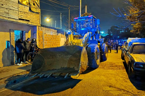 Descontrol en Concordia. Ebrio y al mando de una retroexcavadora, chocó siete vehículos hasta que fue interceptado por vecinos