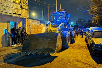 Descontrol en Concordia. Ebrio y al mando de una retroexcavadora, chocó siete vehículos hasta que fue interceptado por vecinos