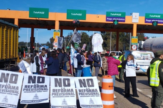 Contra la reforma previsional y despidos en municipios, sindicatos y jubilados llevaron su reclamo a peaje de la ruta 14