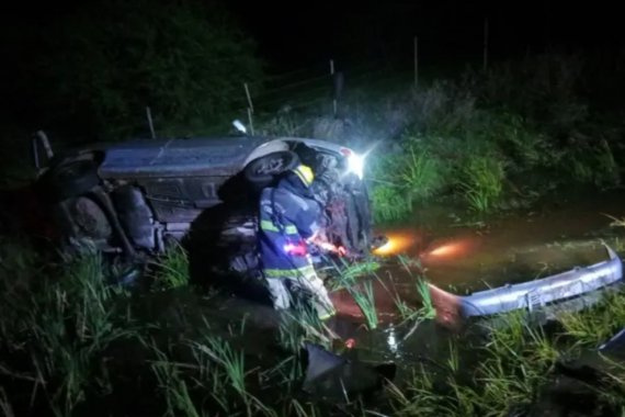 Despiste, varias vueltas en el aire y al agua: una pareja resultó herida en accidente sobre la ruta 14
