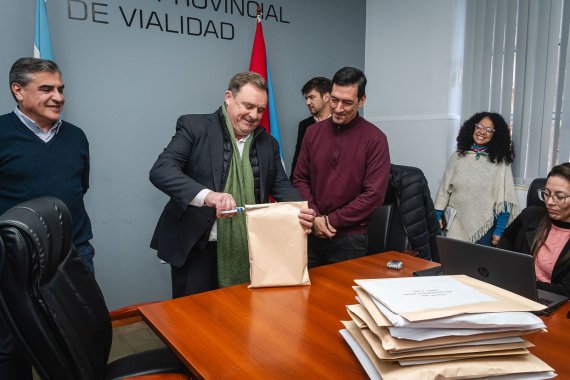 Provincia invierte más de $12 mil millones en maquinaria vial. Este martes se abrieron los sobres de las licitaciones