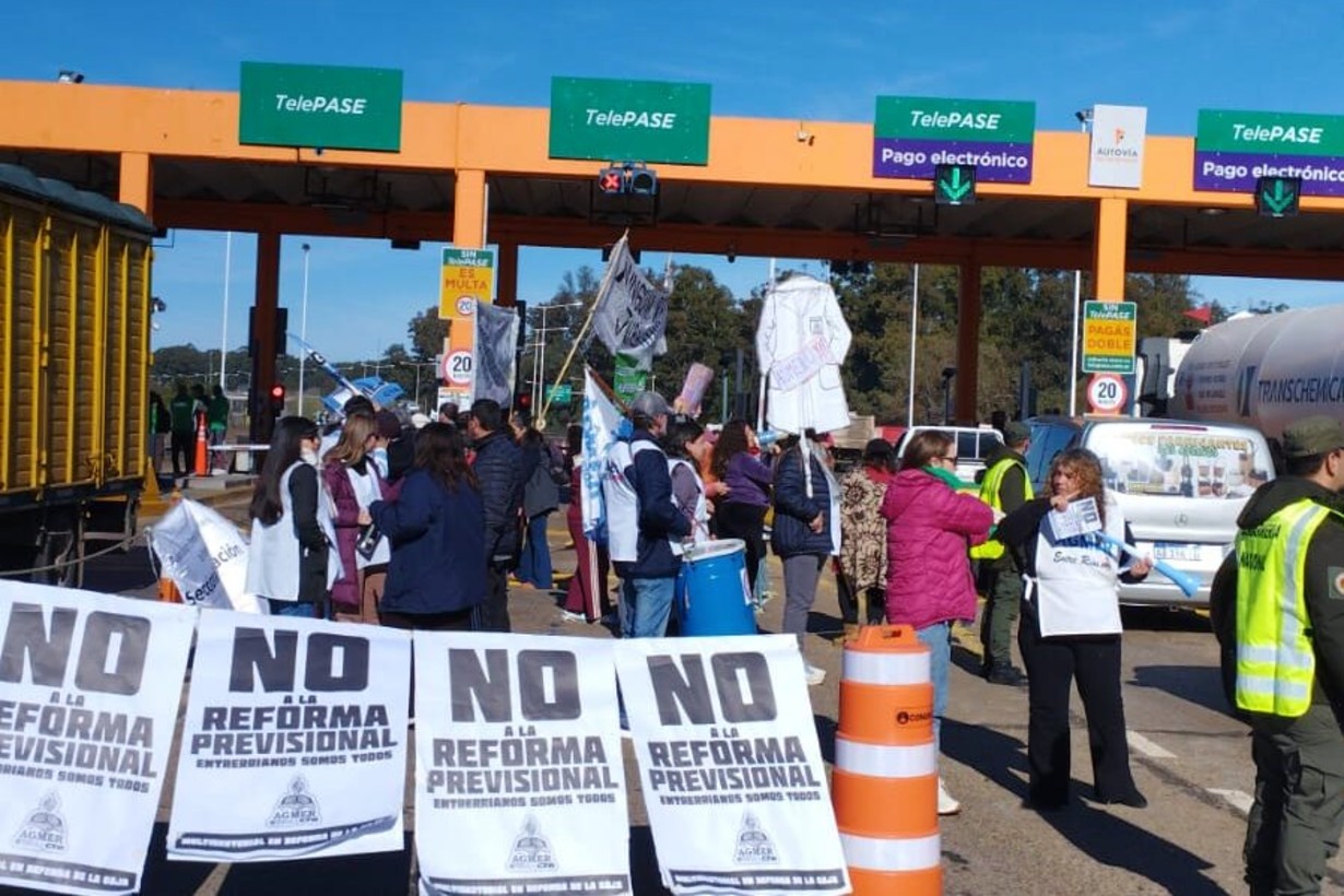 Contra la reforma previsional y despidos en municipios, sindicatos y jubilados llevaron su reclamo a peaje de la ruta 14 - Noticias - Elentrerios.com