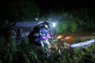 Despiste, varias vueltas en el aire y al agua: una pareja resultó herida en accidente sobre la ruta 14