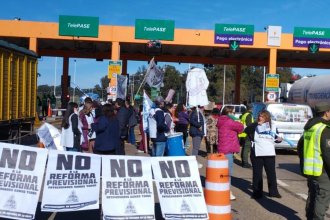 Contra la reforma previsional y despidos en municipios, sindicatos y jubilados llevaron su reclamo a peaje de la ruta 14