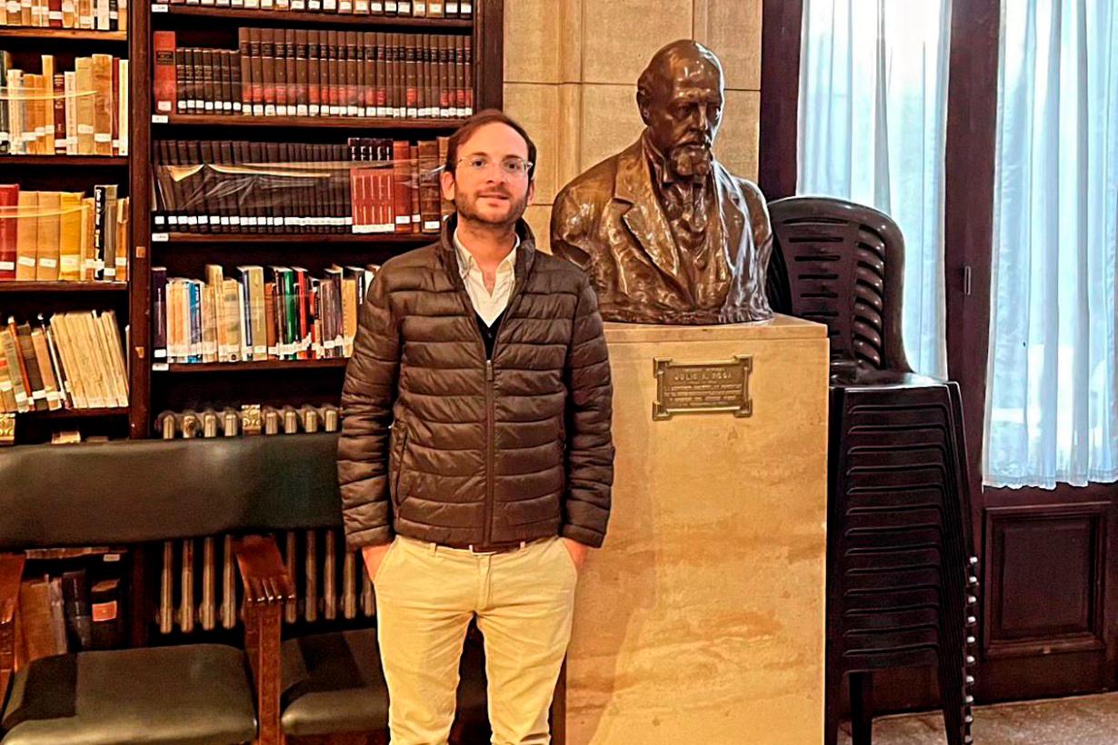 El autor de la iniciativa con un busto de Roca.