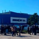 Fábrica de baterías despidió a un centenar de trabajadores. Organizaron asamblea para definir pasos a seguir